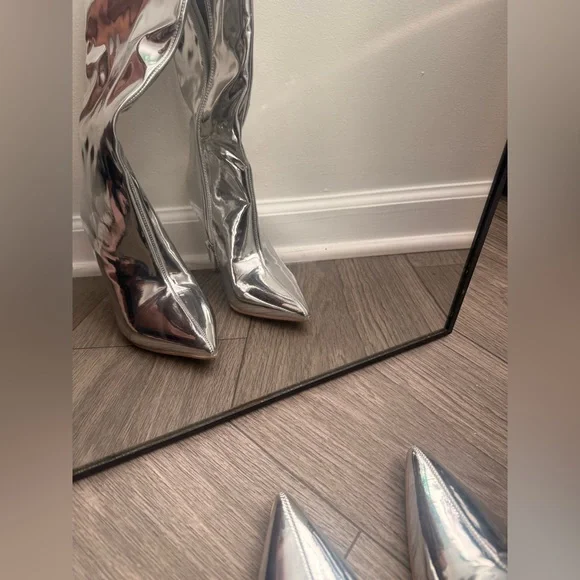Size 8 / Silver Metallic Pointed-Toe Women's Knee Boots - Picture 2 of 4